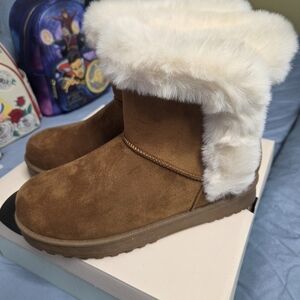 SO Tan Winter Boots with White Faux Fur